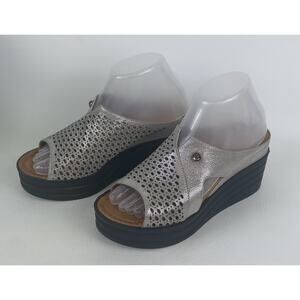 G.U.E.R.O. Womens Shoes Silver Metallic Wedge Sandals‎ Open Toe Sz 38 Sz 7